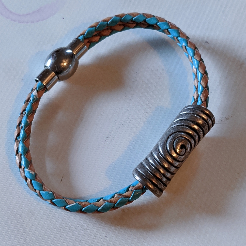 Braided leather bracelet magnet closure blue tan